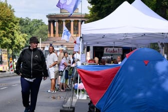 Zelte beim Querdenken-Camp nahe der Siegessäule in Berlin-Tiergarten: Unter dem Motto "Frieden, Freiheit, Freude & Veränderung» campen Anhänger der Querdenker-Bewegung vom 03.08.24 bis 13.08.2024.