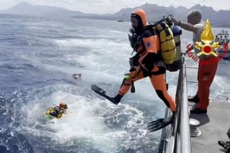 Mehrere Taucher im Einsatz: Sie versuchen die Vermissten aus der Wrack der Superjacht "Bayesian" zu retten.