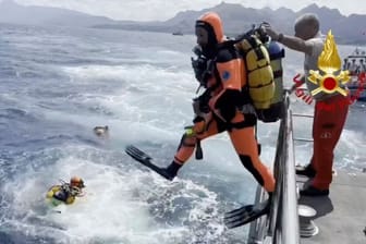 Mehrere Taucher im Einsatz: Sie versuchen die Vermissten aus der Wrack der Superjacht "Bayesian" zu retten.