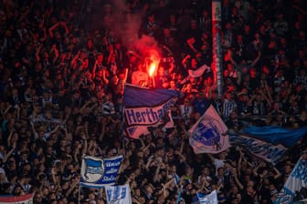 Fußball, Herren, Saison 2024/2025, DFB-Pokal 1. Runde, F.C. Hansa Rostock - Hertha BSC, Fans von Hertha zünden Pyrotechnik, 18.08.2024,