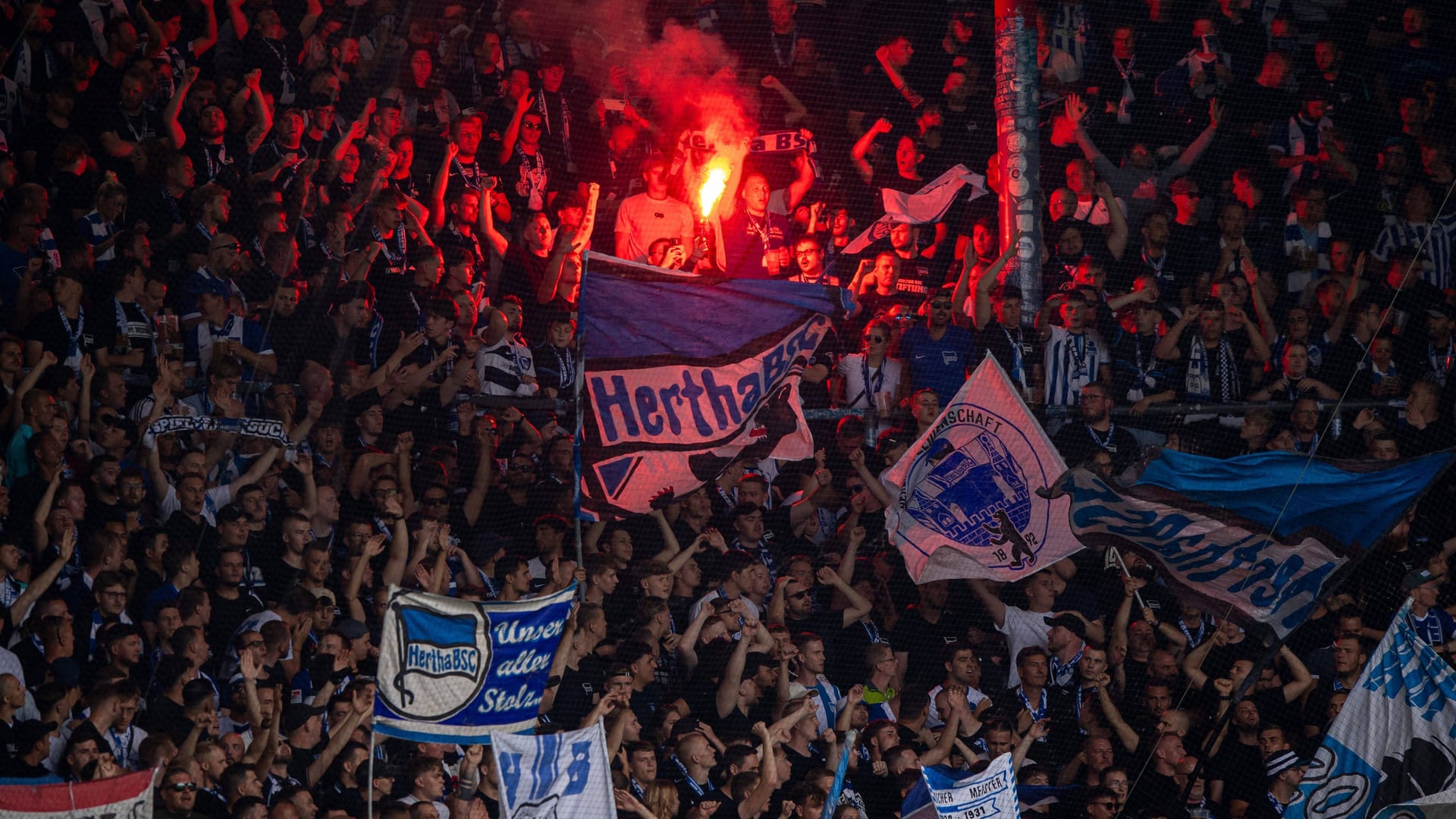 Fußball, Herren, Saison 2024/2025, DFB-Pokal 1. Runde, F.C. Hansa Rostock - Hertha BSC, Fans von Hertha zünden Pyrotechnik, 18.08.2024,