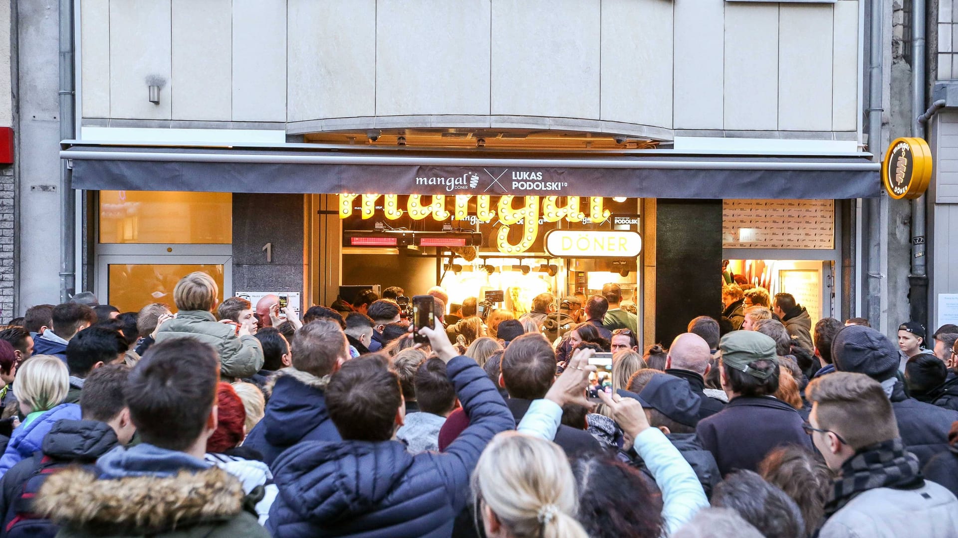 Vor dem "Mangal"-Dönerladen am Chlodwigplatz gibt es immer wieder lange Schlangen (Archivfoto): Insbesondere, wenn FC-Legende Lukas Podolski dort auftaucht.