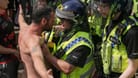 Manchester: Rechtsextreme Gruppen liefern sich Straßenschlachten mit der Polizei.