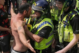 Manchester: Rechtsextreme Gruppen liefern sich Straßenschlachten mit der Polizei.