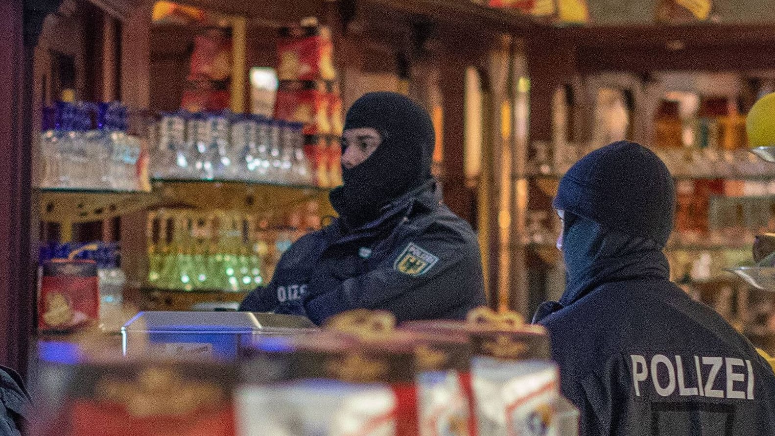 Duisburg , Bundeskriminalamt führt Razzia gegen die Mafia in einem Eiscafe im Citypalais in der Duisburger Innenstadt durch.