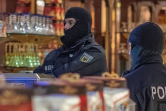 Duisburg , Bundeskriminalamt führt Razzia gegen die Mafia in einem Eiscafe im Citypalais in der Duisburger Innenstadt durch.