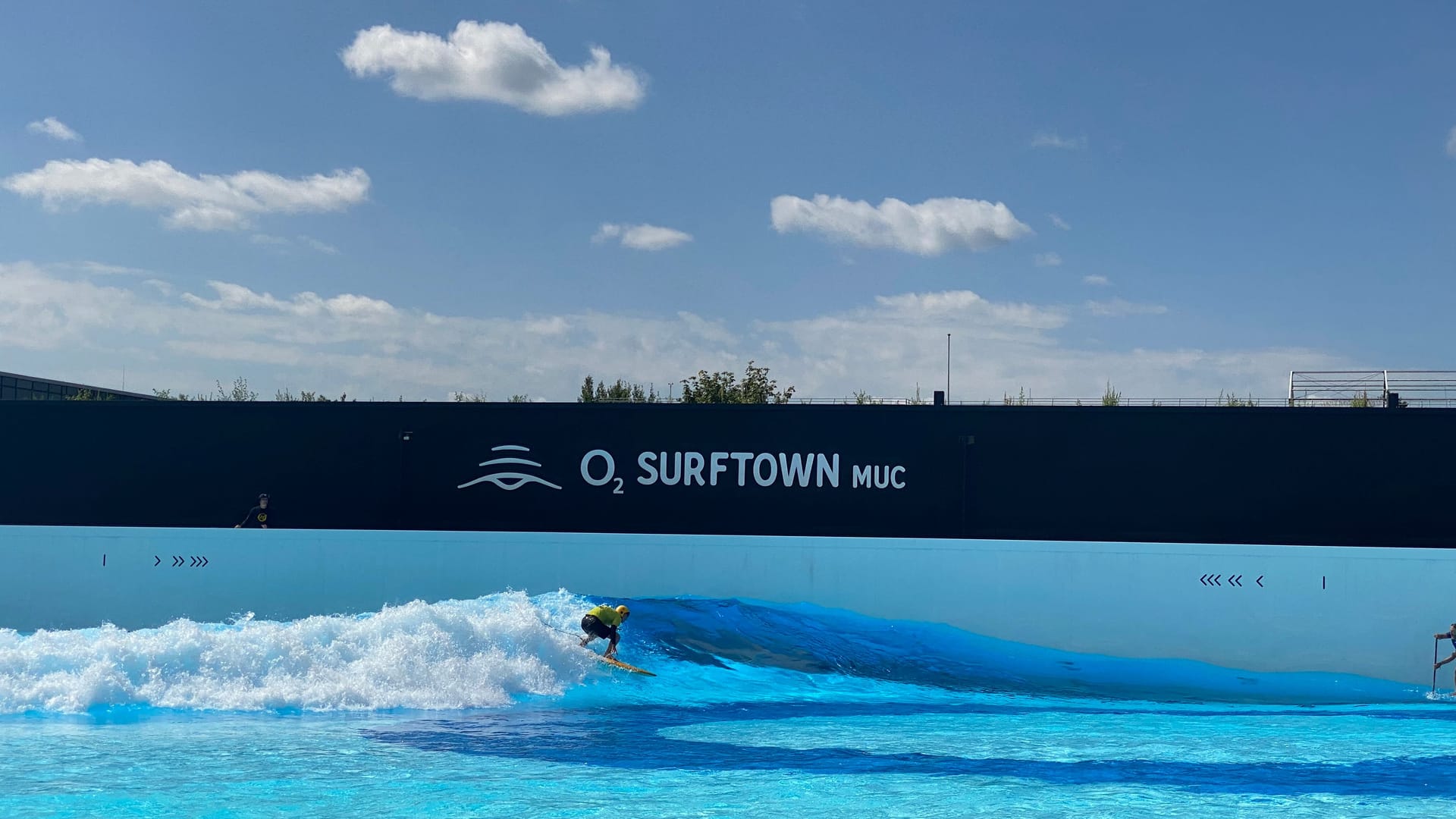 Der blinde Surfer Ben Neumann macht vor, wie Wellenreiten in der Surftown geht.