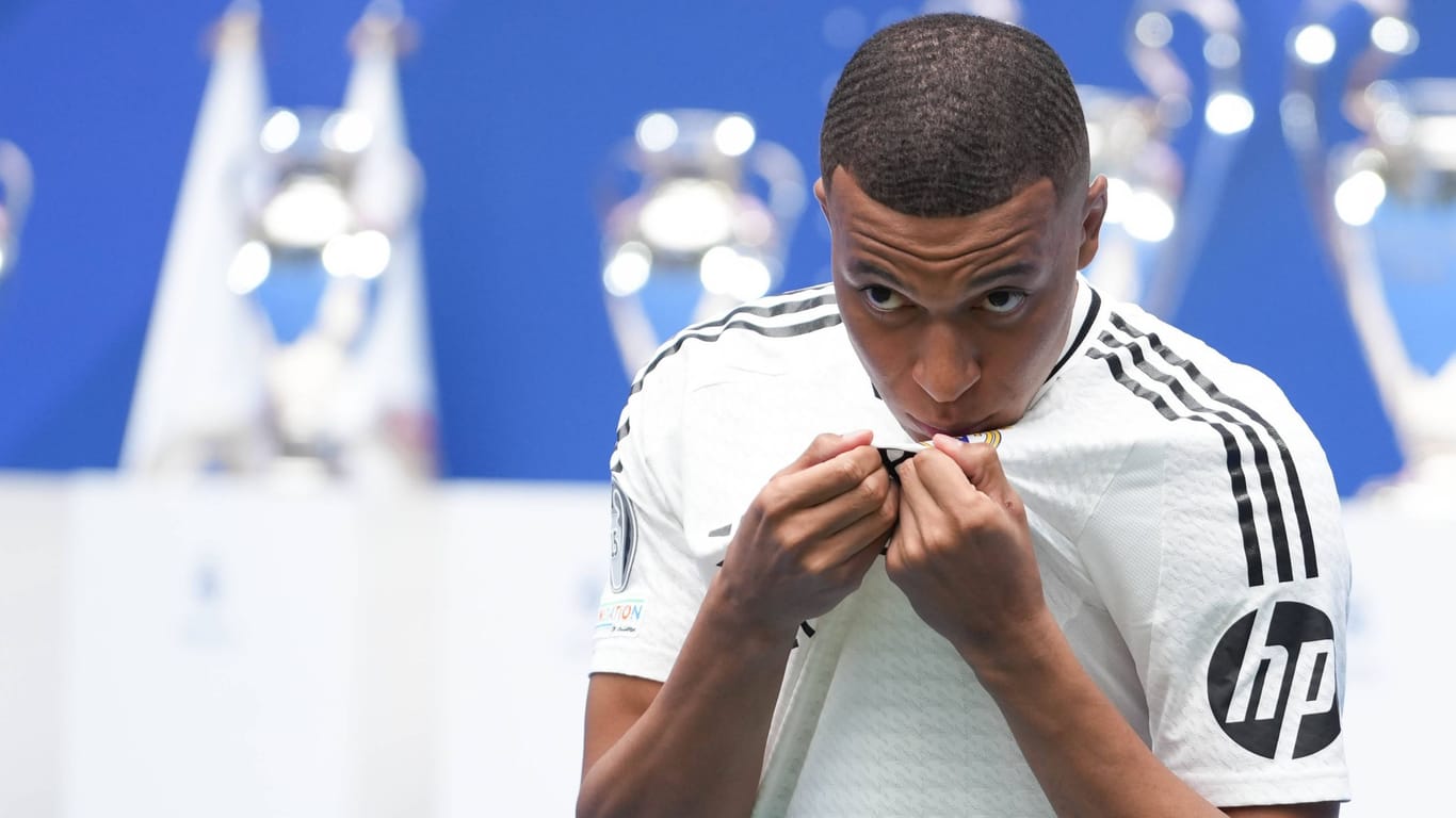 Kylian Mbappé küsst das Wappen von Real Madrid: Schon in seinem ersten Spiel für die "Königlichen" winkt dem Franzosen ein Titel.