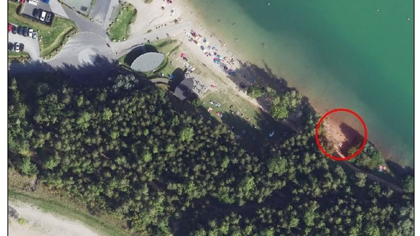 Der Blausteinsee: Die Polizei Aachen sucht nach Zeugen, die sich im rot eingekreisten Bereich aufgehalten haben und etwas beobachten konnten.