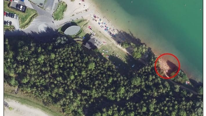 Der Blausteinsee: Die Polizei Aachen sucht nach Zeugen, die sich im rot eingekreisten Bereich aufgehalten haben und etwas beobachten konnten.