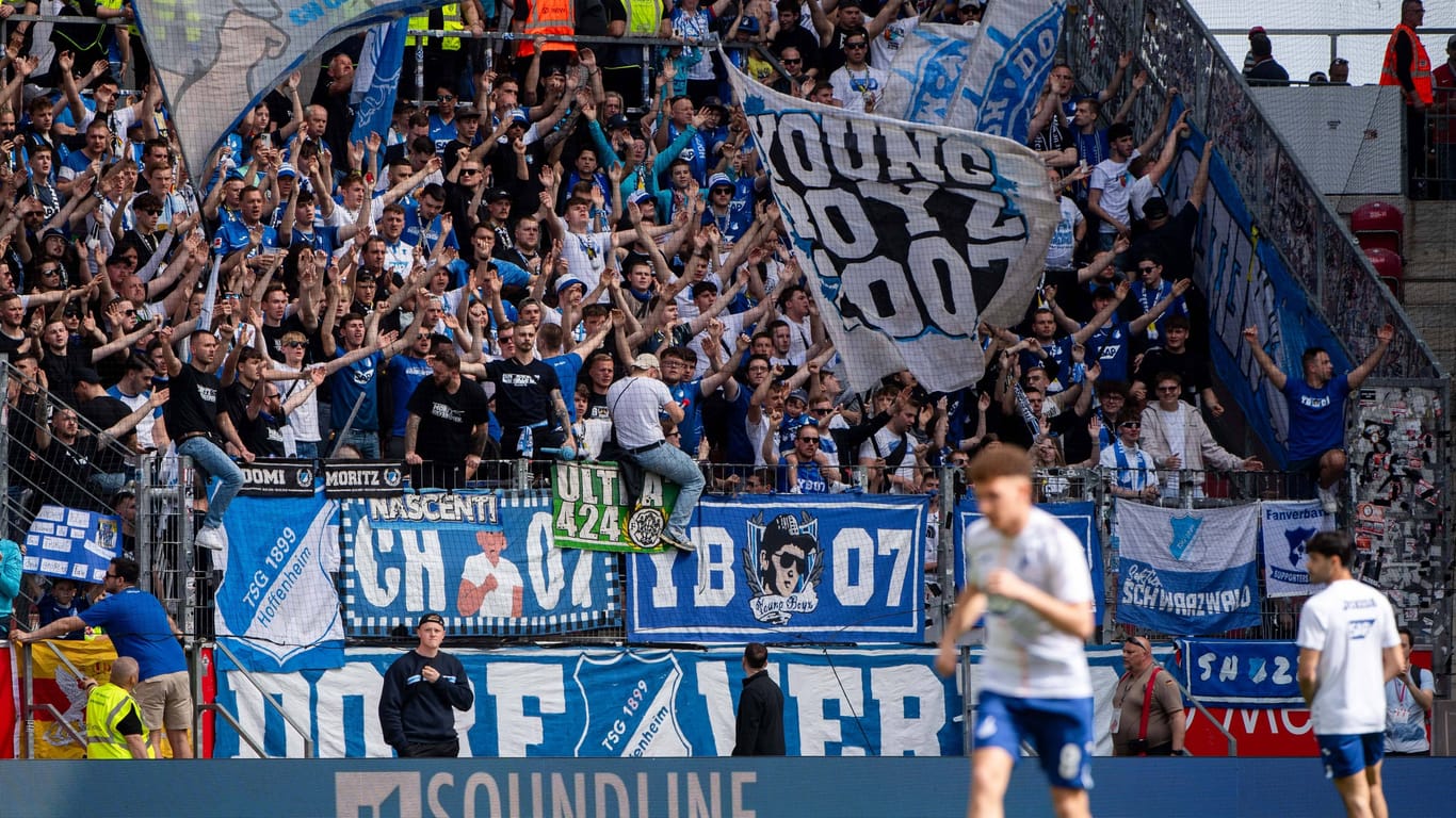 Ultras der TSG mit der Fahne der "Young Boyz 2007" (vorne rechts) bei einem Ligaspiel in Mainz.