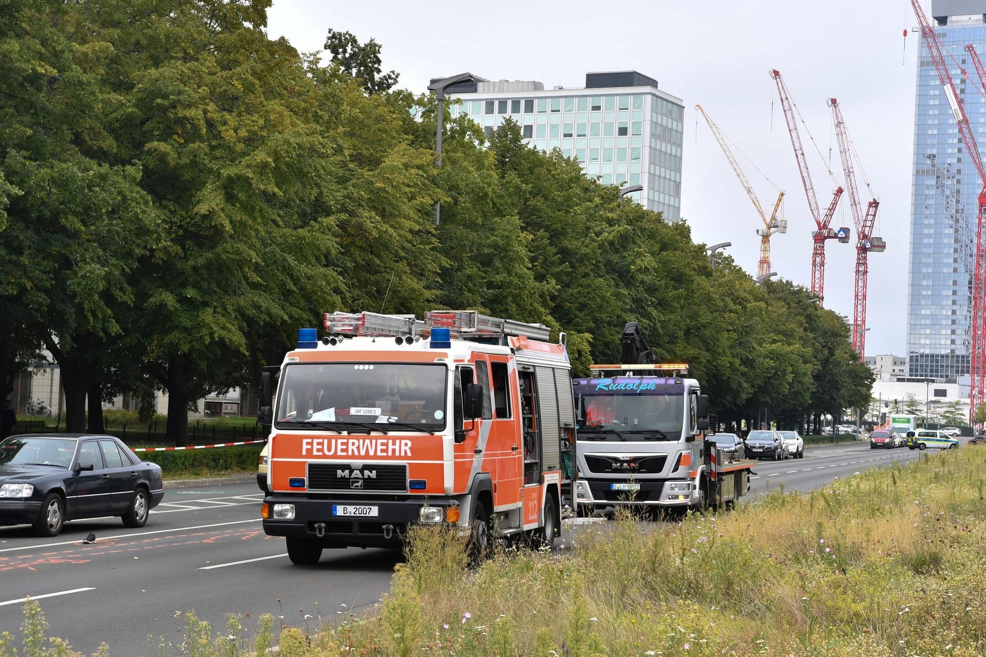 Einsatzfahrzeuge stehen auf der Karl-Marx-Allee: Ein 41 Jahre alter Fußgänger ist am Morgen in Berlin-Mitte von einem Auto überfahren worden.