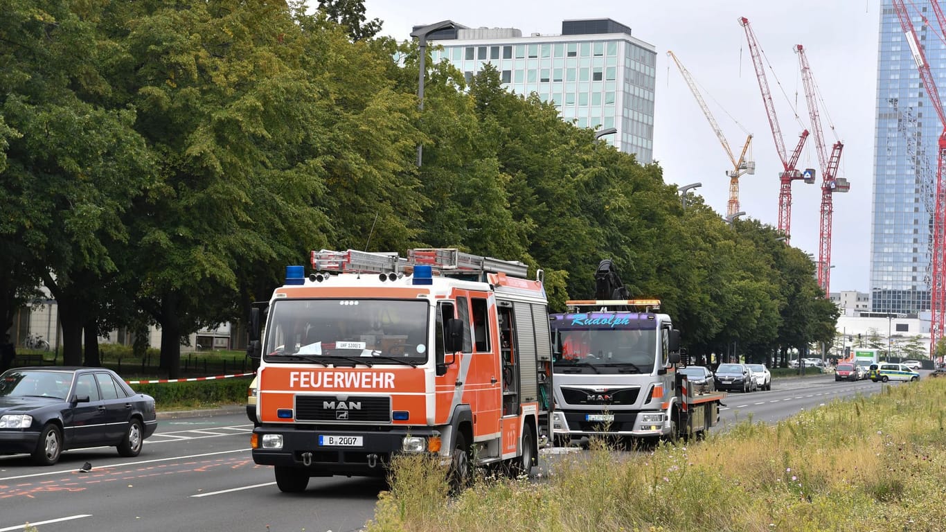 Einsatzfahrzeuge stehen auf der Karl-Marx-Allee: Ein 41 Jahre alter Fußgänger ist am Morgen in Berlin-Mitte von einem Auto überfahren worden.