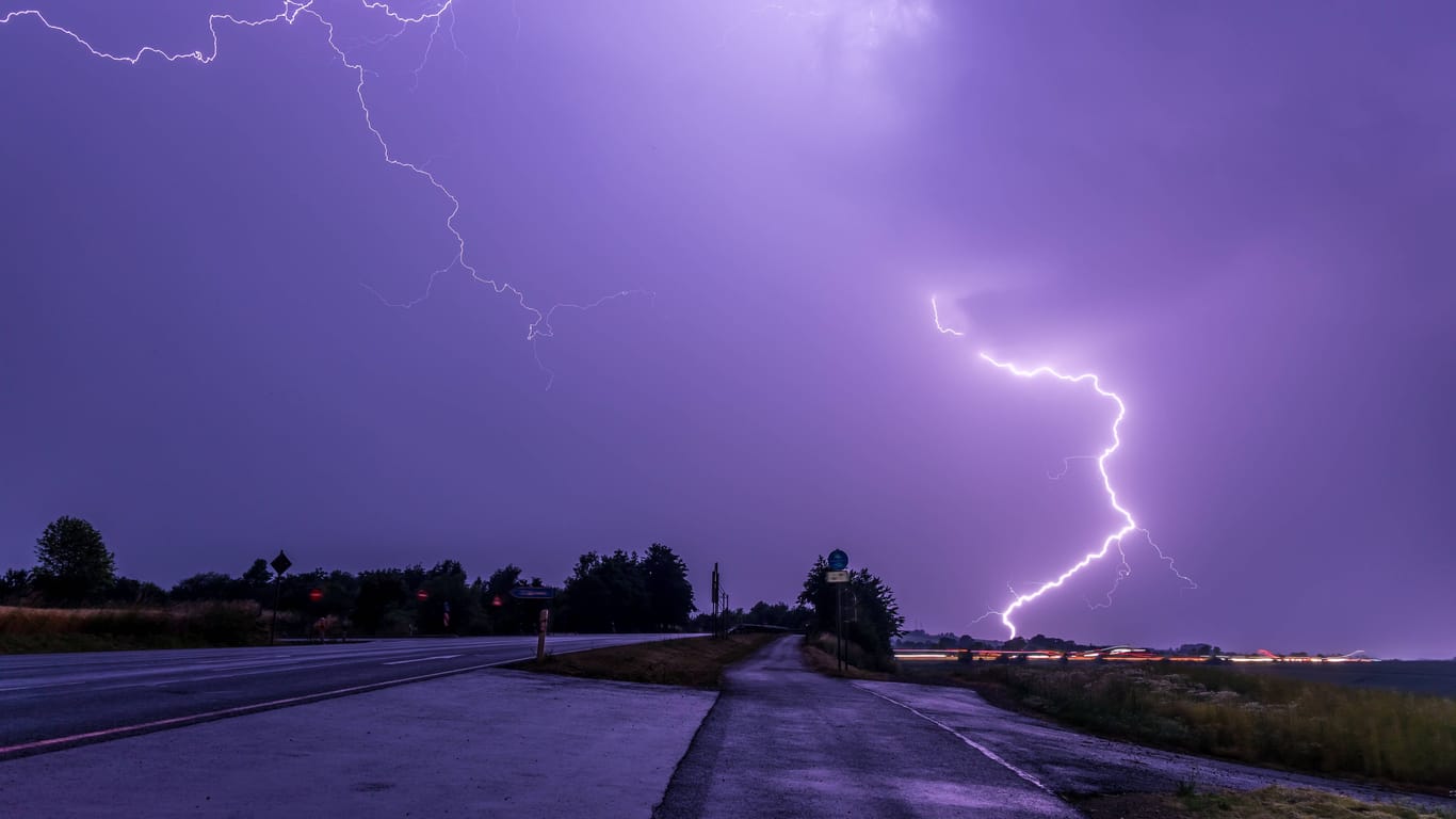 Blitze am Himmel (Archivbild): In Sachsen könnte es ungemütlich werden.