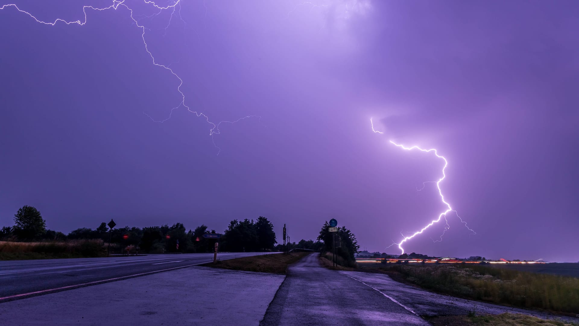 Blitze am Himmel (Archivbild): In Sachsen könnte es ungemütlich werden.