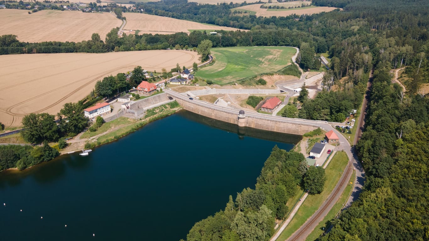 Der Neubau der Hochwasserentlastungsanlage hinter der Staumauer der Talsperre Malter (Luftaufnahme mit einer Drohne).