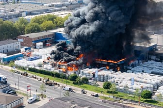 In Hamburg Billstedt kommt es aktuell zu einem Großbrand: Zahlreiche Feuerwehrleute sind vor Ort.