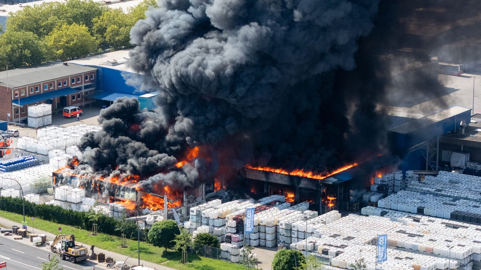 In Hamburg Billstedt kommt es aktuell zu einem Großbrand: Zahlreiche Feuerwehrleute sind vor Ort.