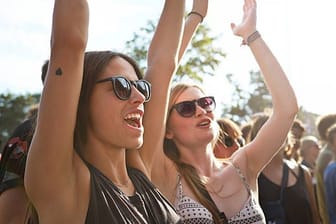 Fans bei einem Livekonzert: Sie genießen den Moment, können sich aber später nicht mehr an ihn erinnern.