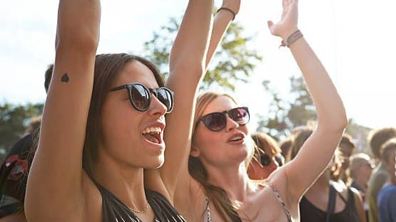 Fans bei einem Livekonzert: Sie genießen den Moment, können sich aber später nicht mehr an ihn erinnern.