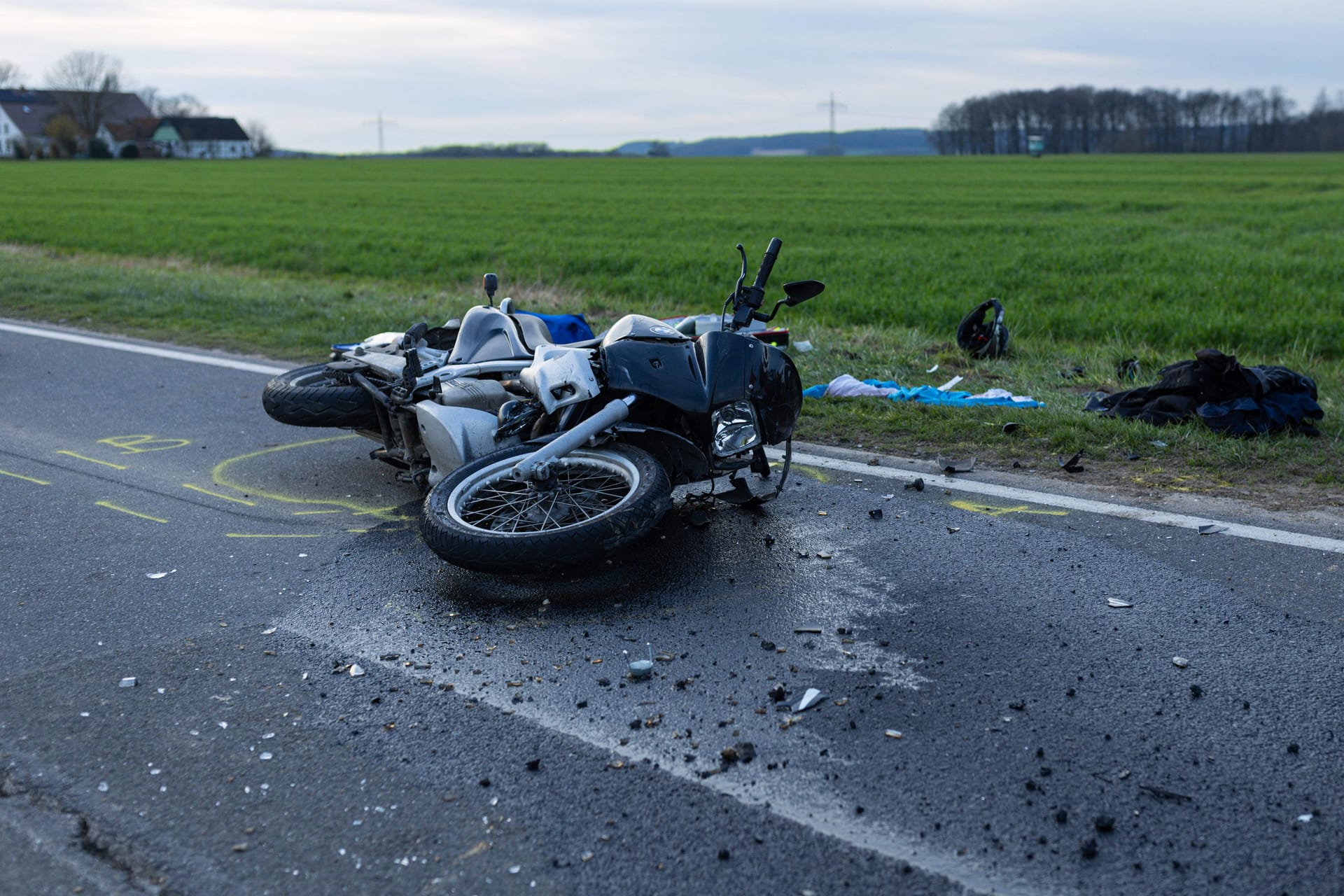 Ein Motorrad auf der Straße (Archivbild): In Hannover ist ein Mann bei einem Verkehrsunfall ums Leben gekommen.