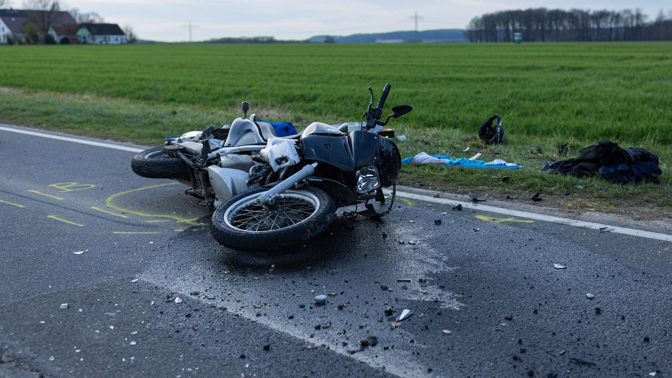 Ein Motorrad auf der Straße (Archivbild): In Hannover ist ein Mann bei einem Verkehrsunfall ums Leben gekommen.