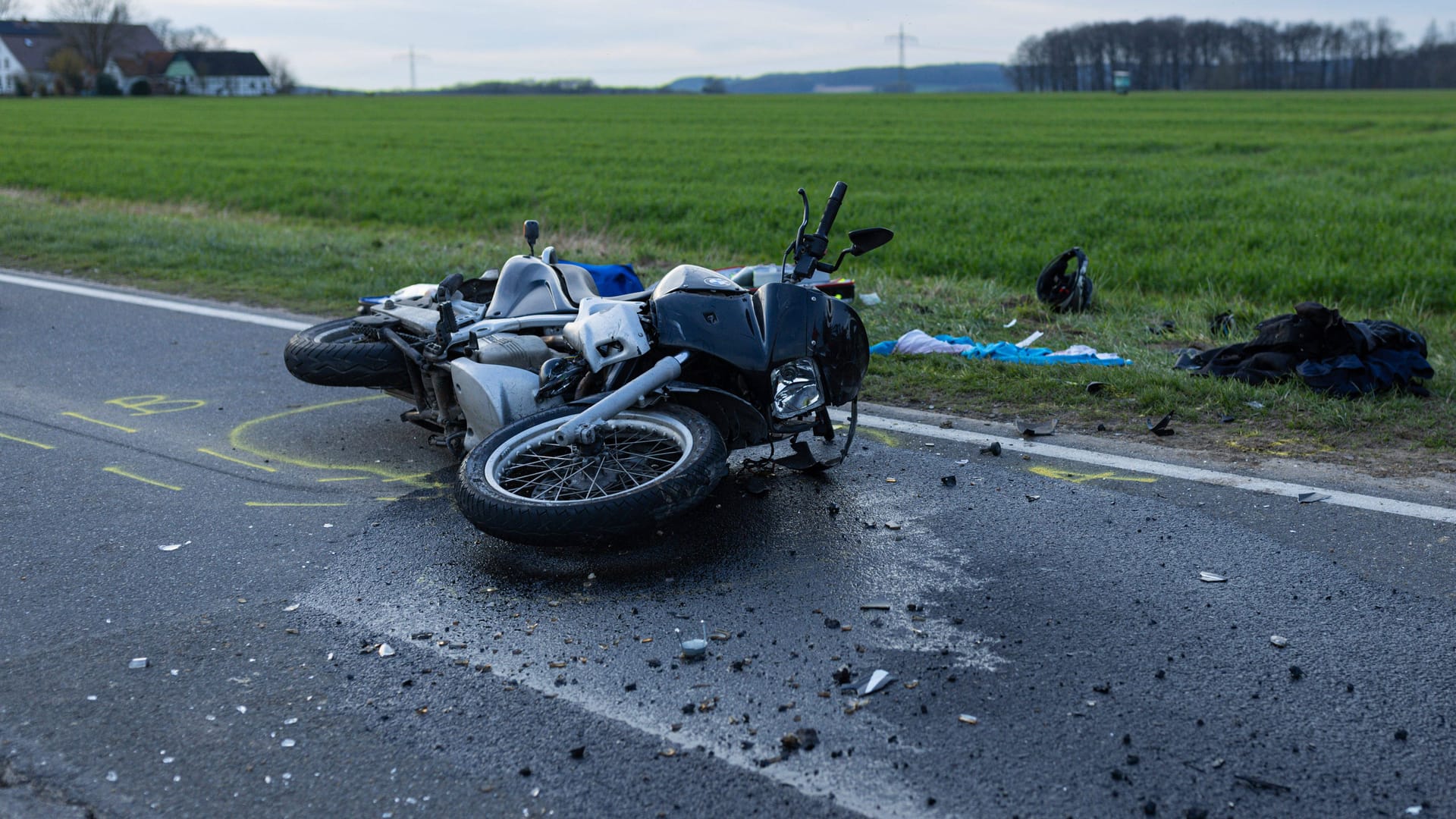 Ein Motorrad auf der Straße (Archivbild): In Hannover ist ein Mann bei einem Verkehrsunfall ums Leben gekommen.