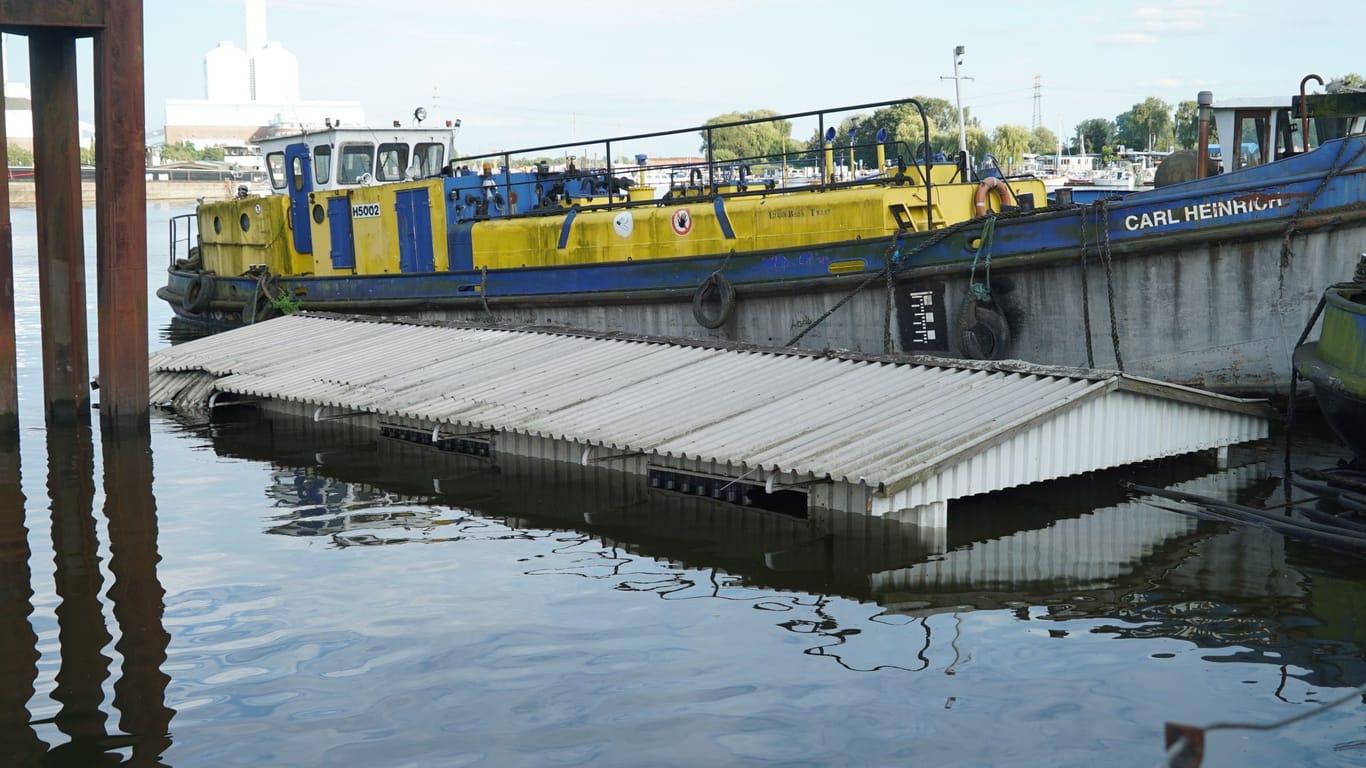 Versunkener Schwimmponton auf dem eine Blechhütte und ein Kran standen, sind in der Elbe versunken. Betriebsstoffe wie Öle, Fette und wohl auch Diesel sind ausgetreten.