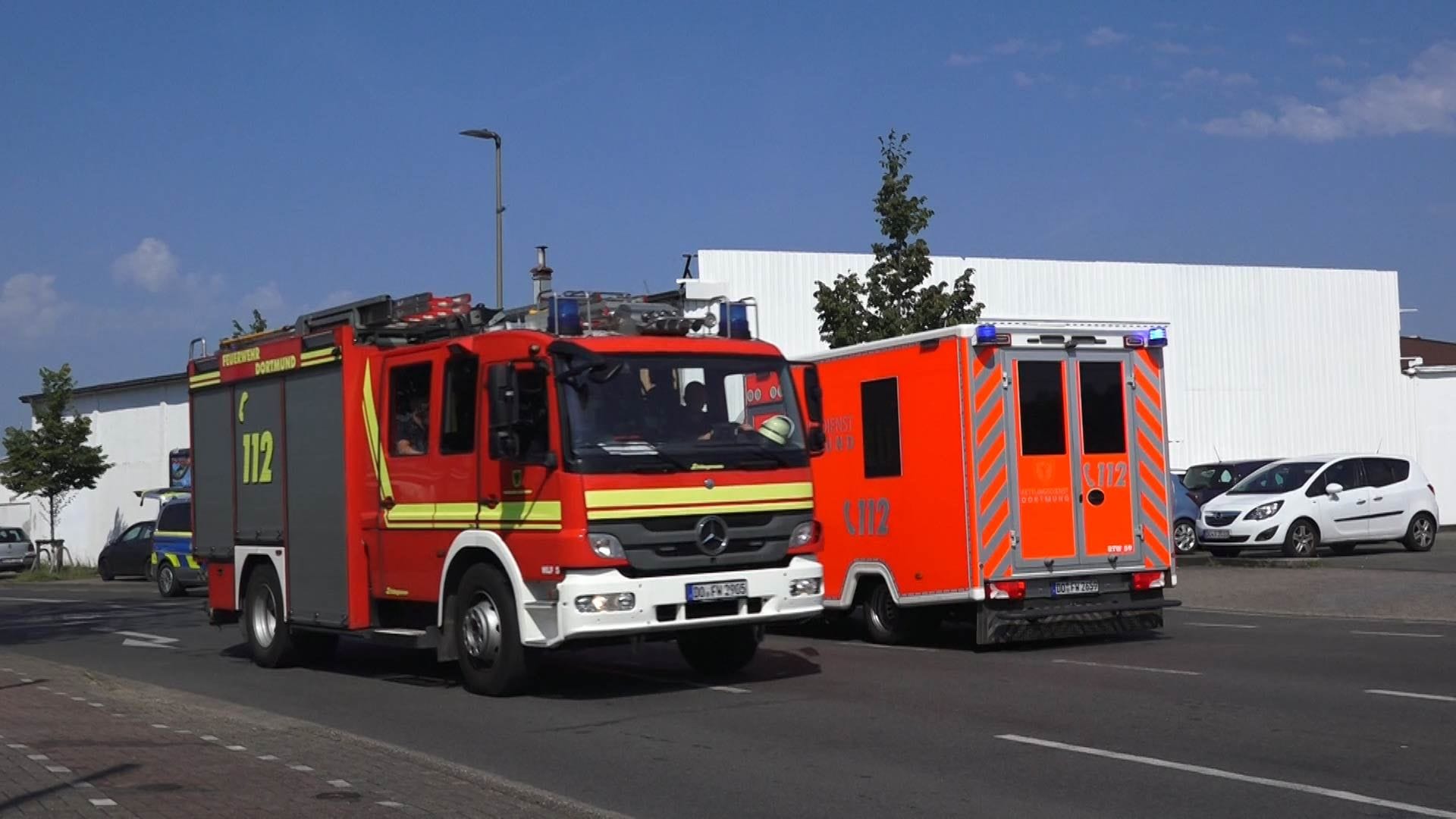 Einsatzkräfte vor Ort: Feuerwehr und Rettungsdienst wurden am Dienstag zu einem größeren Einsatz in die Dortmunder Nordstadt alarmiert.