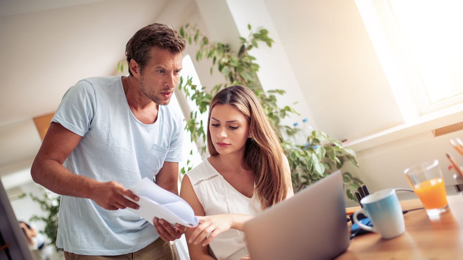 Mann und Frau kümmern sich gemeinsam um ihre Finanzen