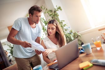 Mann und Frau kümmern sich gemeinsam um ihre Finanzen