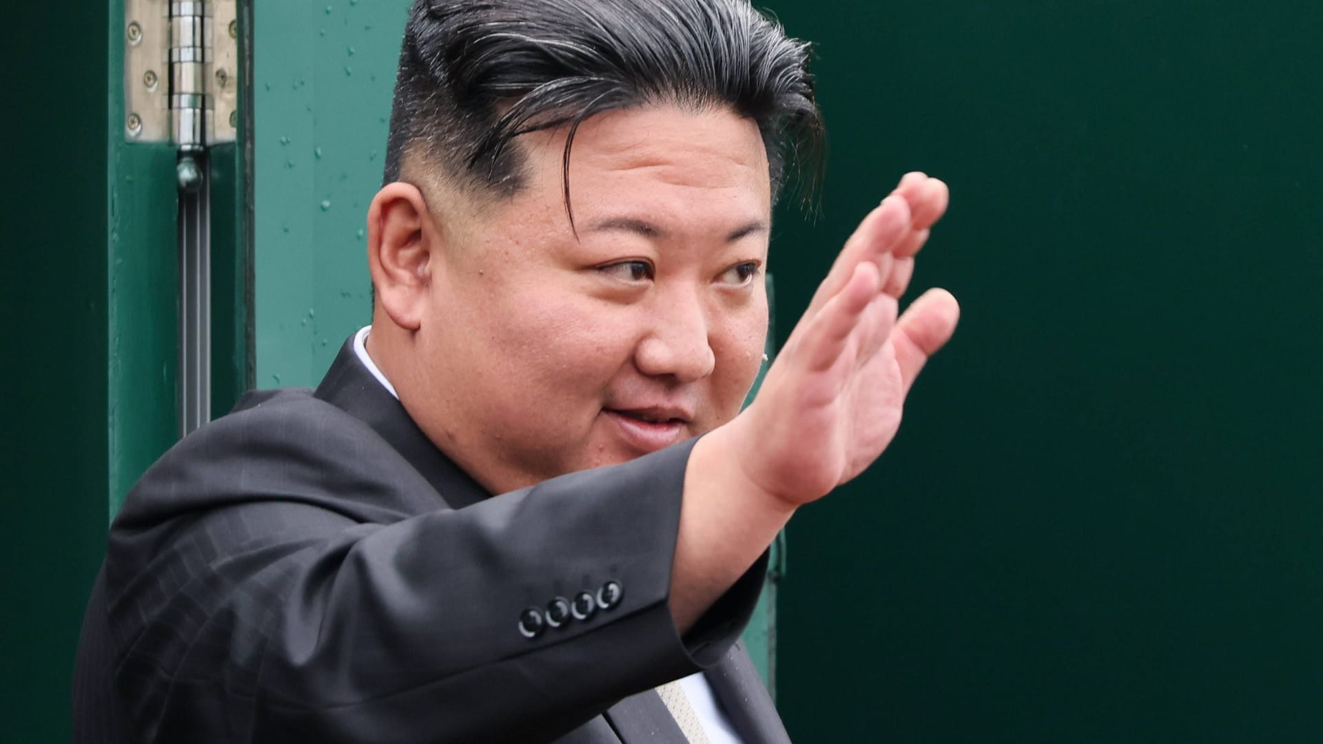 Kim Jong Un winkt aus einem Zug (Archivbild): Der nordkoreanische Machthaber will Russland weiter unterstützen.