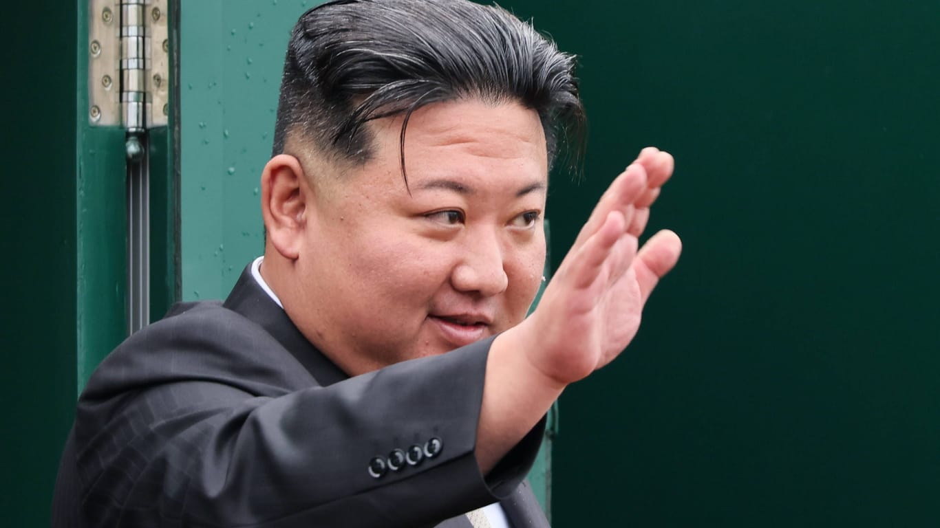 Kim Jong Un winkt aus einem Zug (Archivbild): Der nordkoreanische Machthaber will Russland weiter unterstützen.