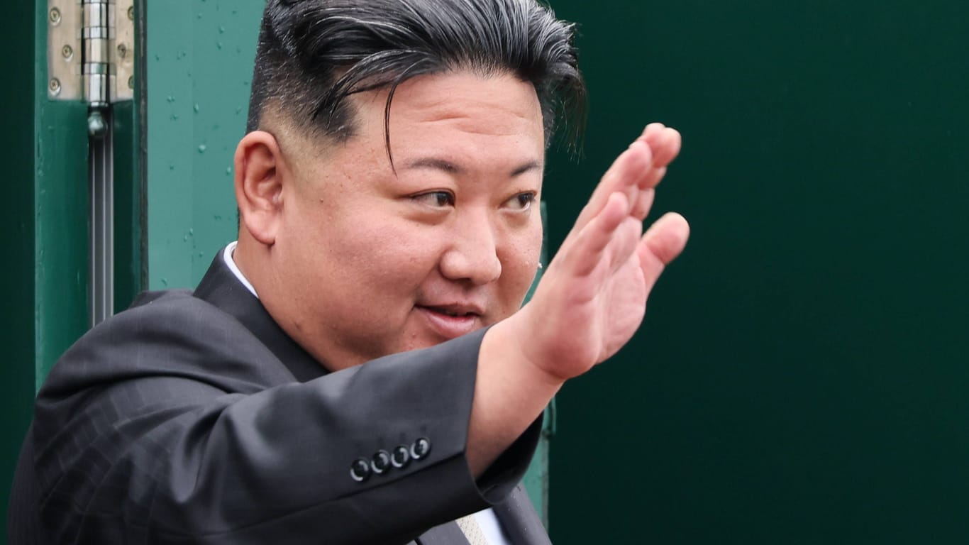 Kim Jong Un winkt aus einem Zug (Archivbild): Der nordkoreanische Machthaber will Russland weiter unterstützen.