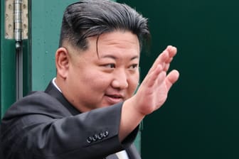 Kim Jong Un winkt aus einem Zug (Archivbild): Der nordkoreanische Machthaber will Russland weiter unterstützen.