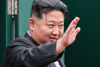 Kim Jong Un winkt aus einem Zug (Archivbild): Der nordkoreanische Machthaber will Russland weiter unterstützen.