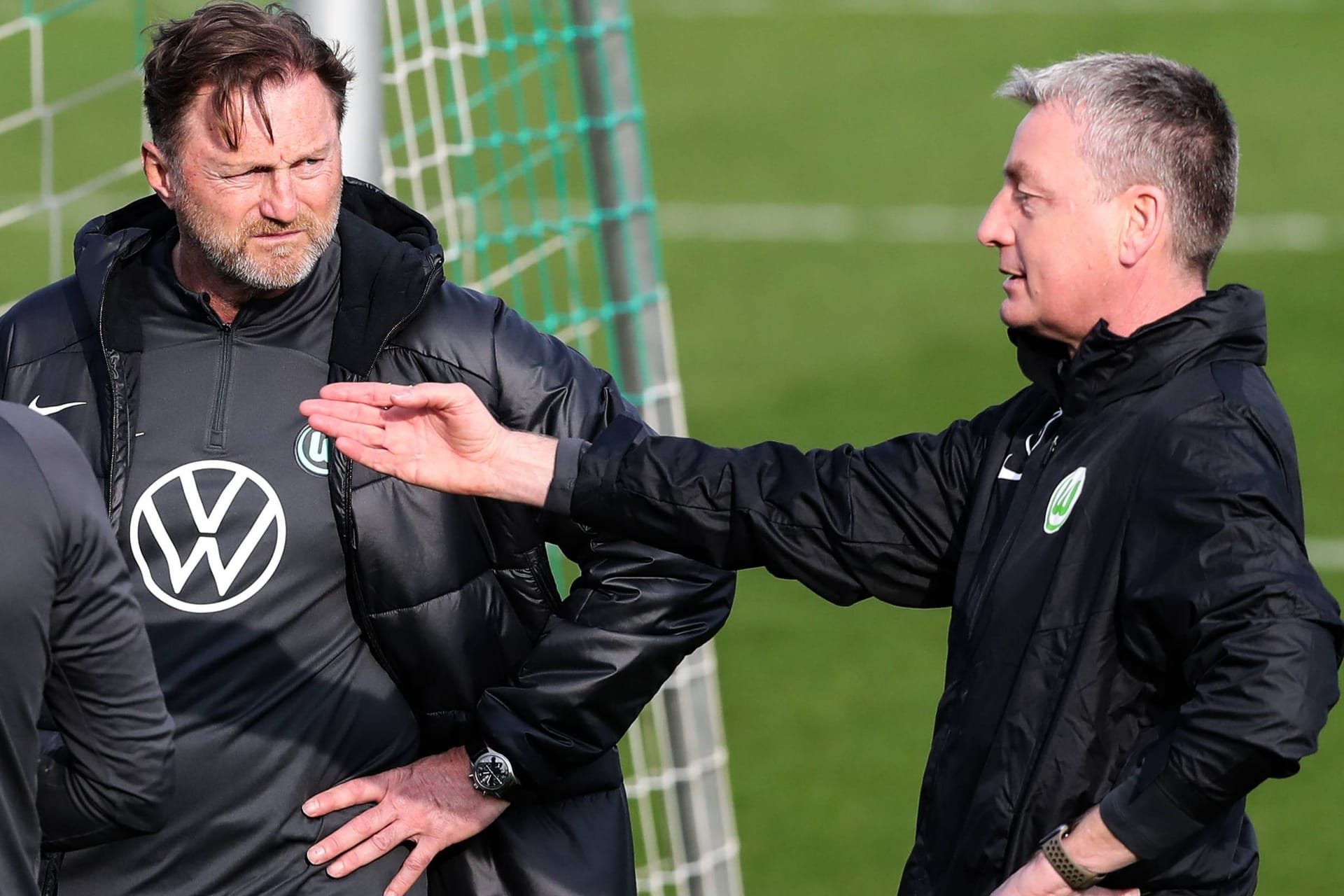 Rainer Widmayer (r.) mit Chefcoach Ralph Hasenhüttl: Der Co-Trainer des VfL Wolfsburg musste das Trainingslager in Österreich nach einem Fahrradunfall verlassen.