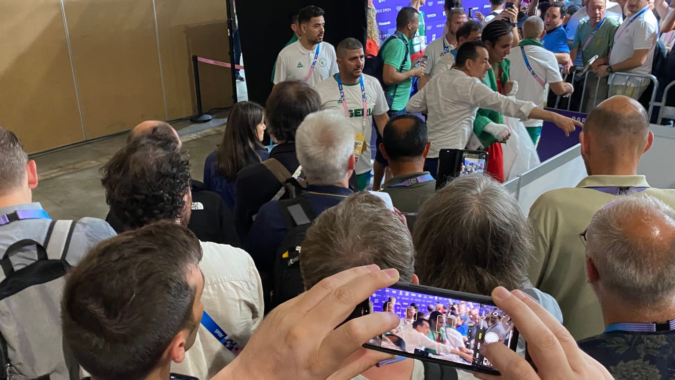 Mehr als ein paar kurze Sätze sagte Imane Khelif nicht in der Mixed Zone nach dem Kampf.