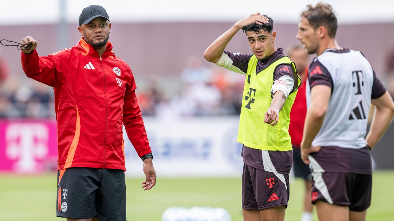 Trainer Vincent Kompany (l.) gibt Aleksandar Pavlović (m.) und Leon Goretzka (r.) Anweisungen.