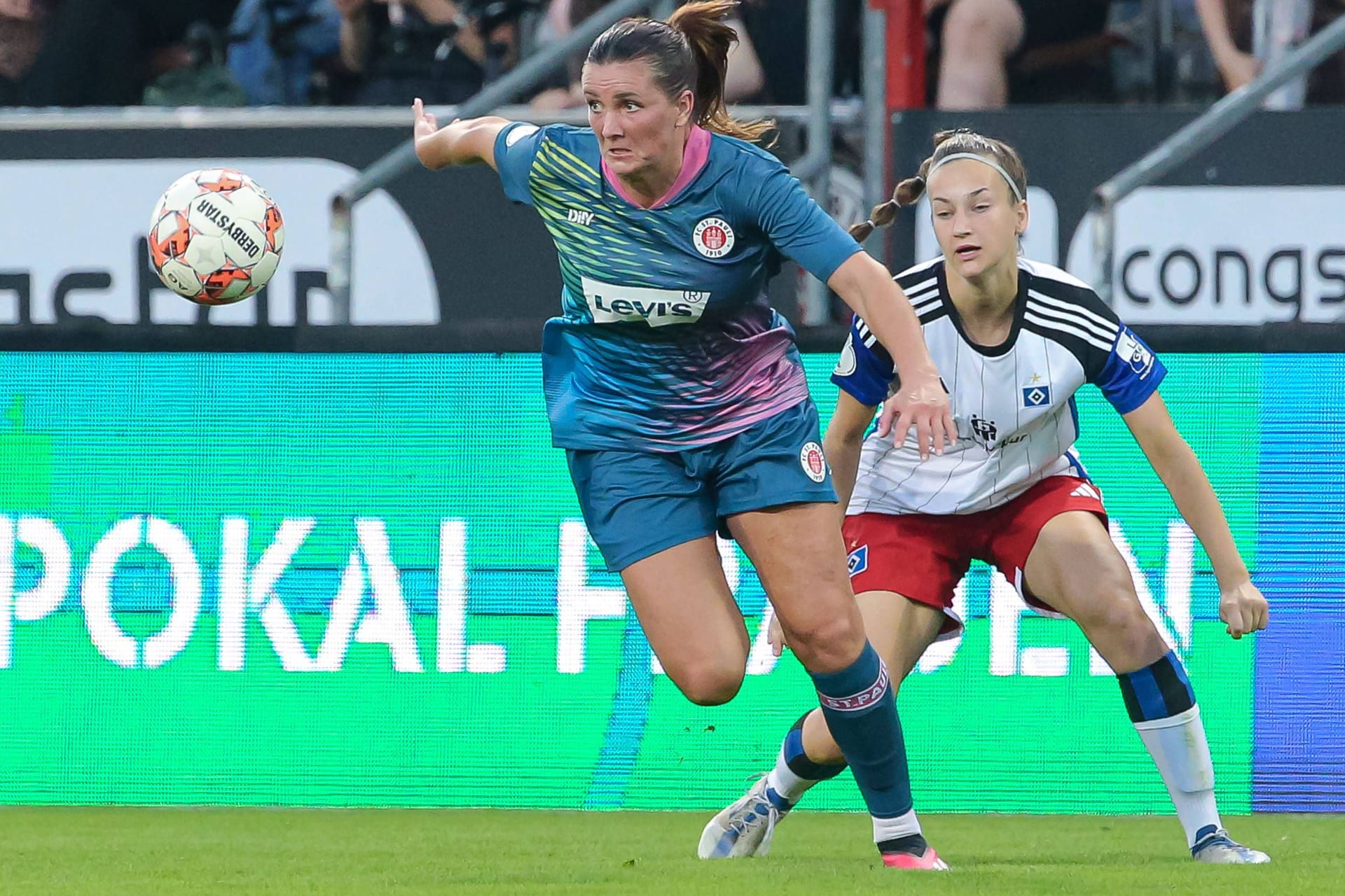 Rahel Rinast (l.) im Zweikampf mit Emila Hirche (Archivbild): Die FC St. Pauli-Spielerin kommentiert jetzt Spiele für Sky.