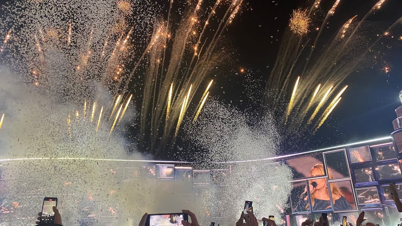 Mit Feuerwerk und Konfetti beendet Adele ihr erstes Konzert in München.