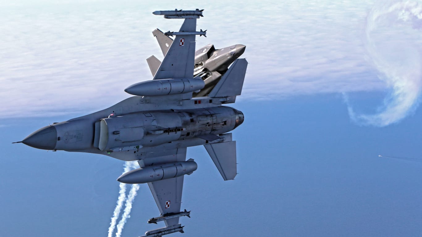 Eine Lockheed Martin F-16 Fighting Falcon der polnischen Luftwaffe (vorne): Polen hat Abfangjäger in die Luft geschickt.