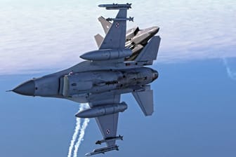 Eine Lockheed Martin F-16 Fighting Falcon der polnischen Luftwaffe (vorne): Polen hat Abfangjäger in die Luft geschickt.