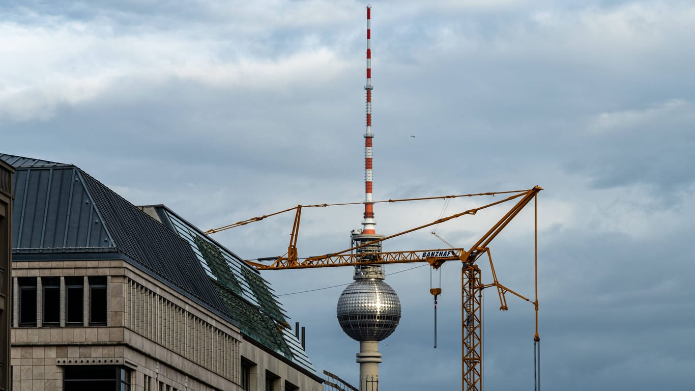 Baukran vor dem Fernsehturm (Symbolbild): Geflüchtete bekommen ab September weniger Bürgergeld ausgezahlt.