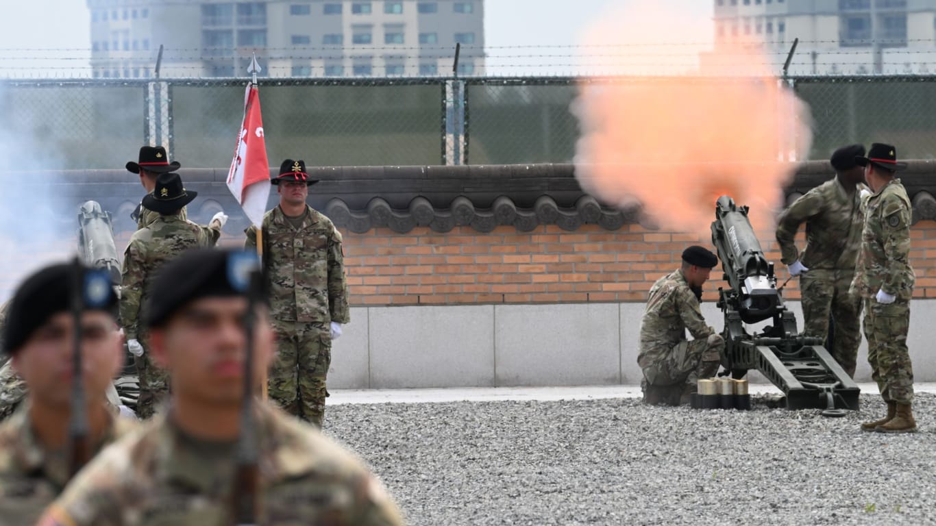 Salutschüsse im US-Stützpunkt Camp Humphreys bei der festlichen Zeremonie zum Beitritt Deutschlands zum UNC.