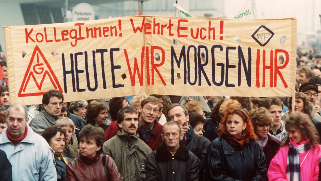 Protestplakat in Ostdeutschland (Archivbild): Die Treuhand polarisiert bis heute, sagt Historiker Ilko-Sascha Kowalczuk.