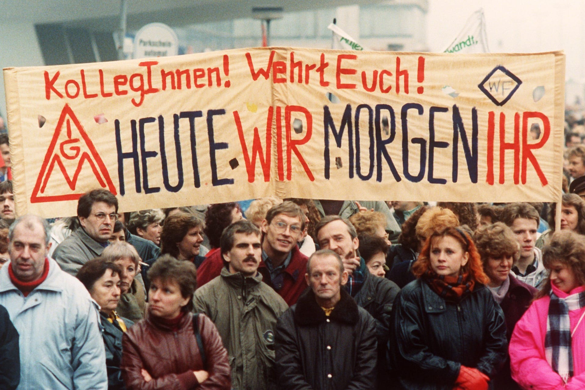 Protestplakat in Ostdeutschland (Archivbild): Die Treuhand polarisiert bis heute, sagt Historiker Ilko-Sascha Kowalczuk.