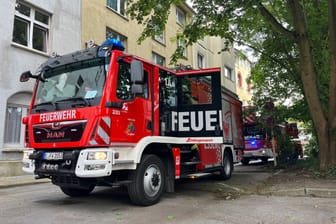 Ein Feuerwehrauto steht vor dem betreffenden Haus auf der Hilgenbornstraße in Essen-Huttrop. Hier hatte ein Küchengerät auf einer Herdplatte Feuer gefangen.