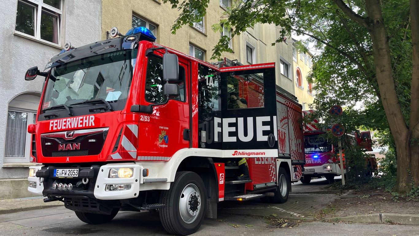 Ein Feuerwehrauto steht vor dem betreffenden Haus auf der Hilgenbornstraße in Essen-Huttrop. Hier hatte ein Küchengerät auf einer Herdplatte Feuer gefangen.