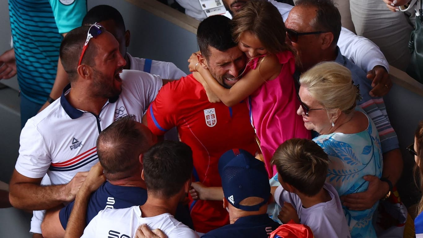 Überglücklich: Novak Djoković feiert mit seiner Familie in der Box.